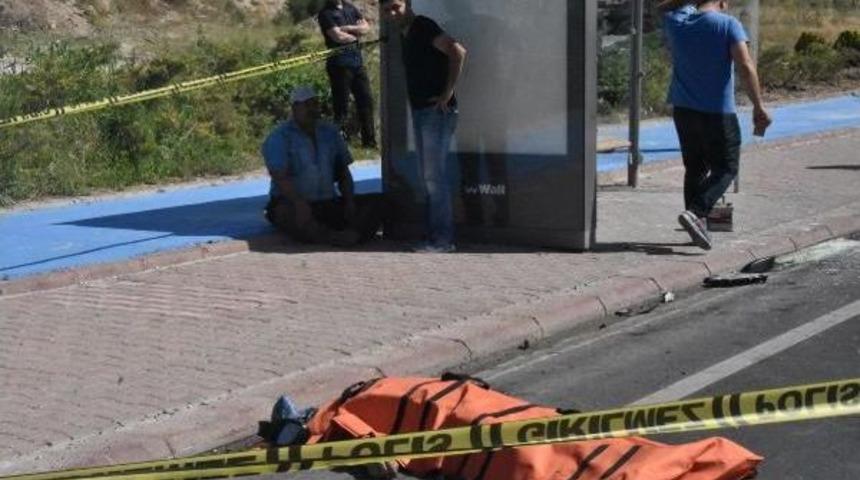 Eve Gelmeyen Oğlunu Aramaya &Ccedil;ıktı, Kazada &Ouml;ld&uuml;ğ&uuml;n&uuml; &Ouml;ğrendi