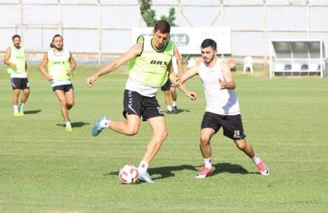 Manisaspor'a Berkay'la Hüseyin'den Imza