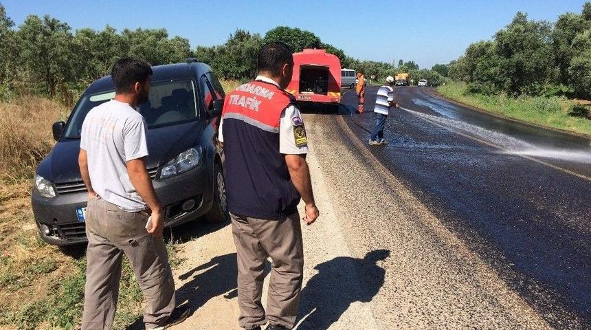 Kasası A&ccedil;ılan Kamyondan Zeytinler Yola Sa&ccedil;ıldı