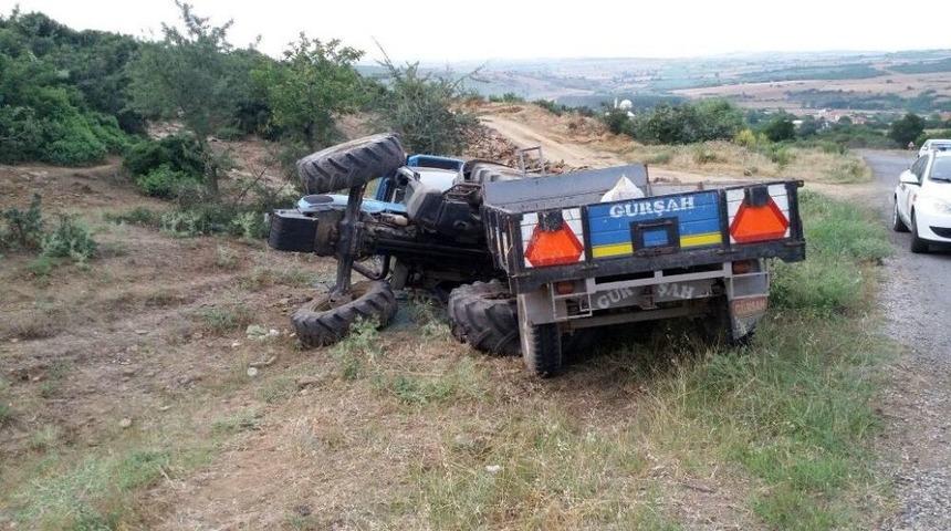 Tekirdağ&rsquo;da Tekerleği Fırlayan Trakt&ouml;r Devrildi: 2 Yaralı