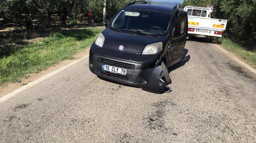 Yolcu Minib&uuml;s&uuml; &Ouml;n&uuml;nde Seyreden Araca &Ccedil;arptı: 8 Yaralı