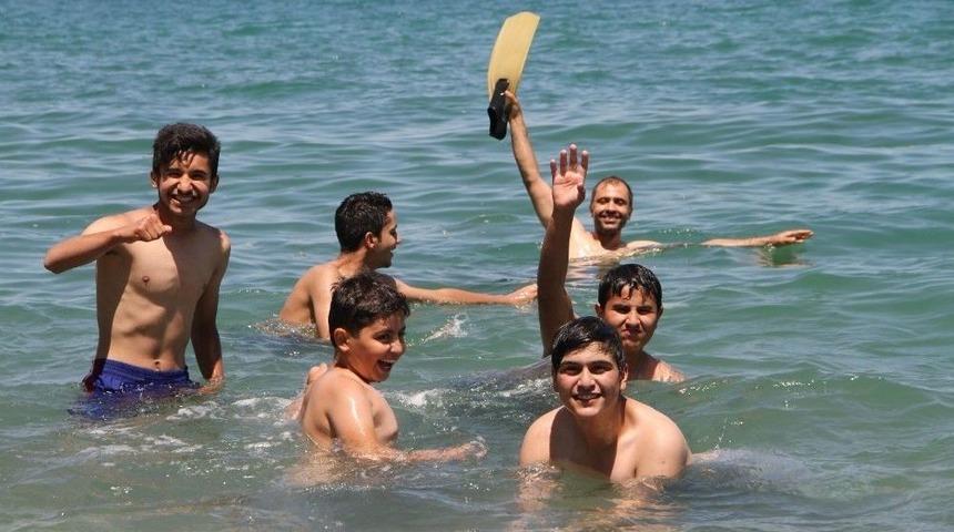 Van G&ouml;l&uuml; Sahilleri Doldu Taştı