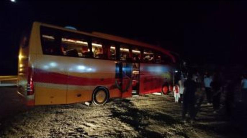 Dinlenme B&ouml;l&uuml;m&uuml;nde Uyuyan Otob&uuml;s&uuml;n Yedek Şof&ouml;r&uuml; Yola Savruldu
