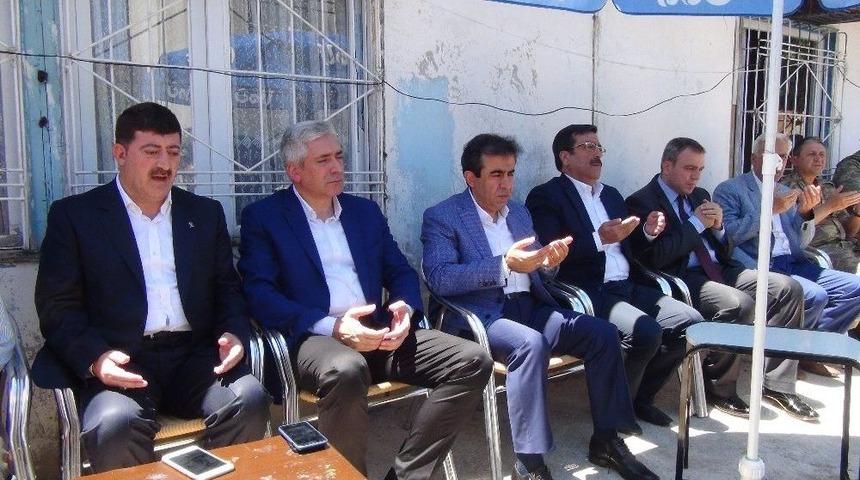 Vali G&uuml;zeloğlu, Ter&ouml;ristlerin Katlettiği Ak Patri&rsquo;li Mercan&rsquo;ın Taziyesine Katıldı