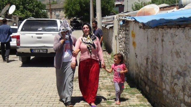 Vali G&uuml;zeloğlu, Ter&ouml;ristlerin Katlettiği Ak Patri&rsquo;li Mercan&rsquo;ın Taziyesine Katıldı 2