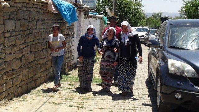 Vali G&uuml;zeloğlu, Ter&ouml;ristlerin Katlettiği Ak Patri&rsquo;li Mercan&rsquo;ın Taziyesine Katıldı 3