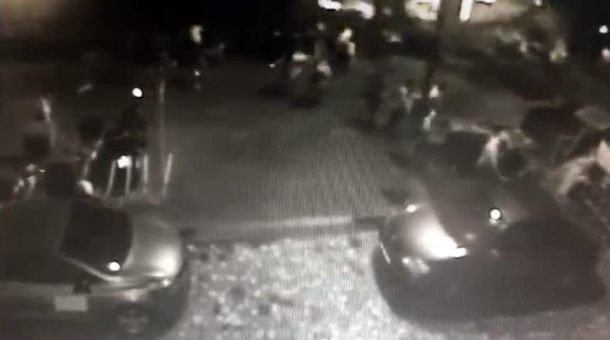 (&ouml;zel Haber) Kadık&ouml;y&rsquo;de Dev Ağa&ccedil; İnsanların &Uuml;zerine Devrildi