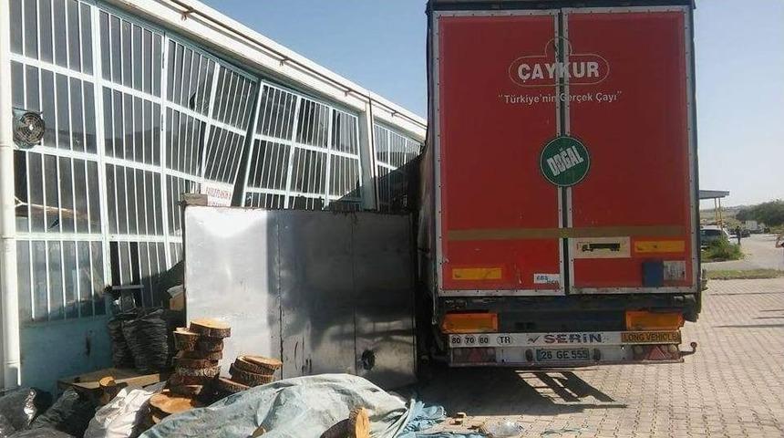 Tır D&uuml;kkana Girdi