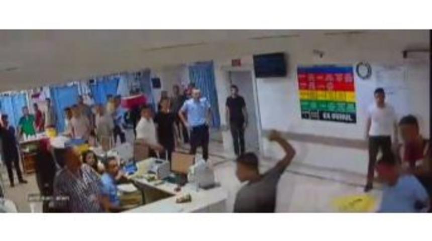 Hastaneyi Bı&ccedil;aklarla Basan Grubu Jandarma Dağıttı