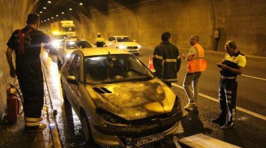 Bolu Dağı T&uuml;neli'nde Otomobildeki Yangını Itfaiye S&ouml;nd&uuml;rd&uuml;
