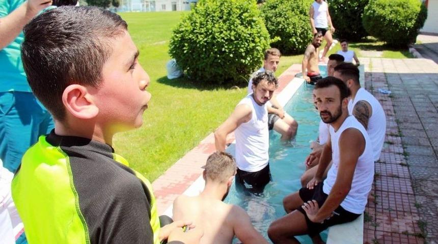 Minik Kaleci İle Futbolcuların G&uuml;ld&uuml;ren Diyaloğu