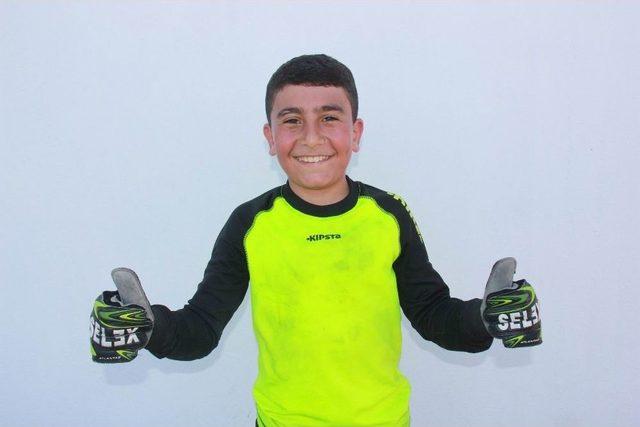 Minik Kaleci İle Futbolcuların Güldüren Diyaloğu