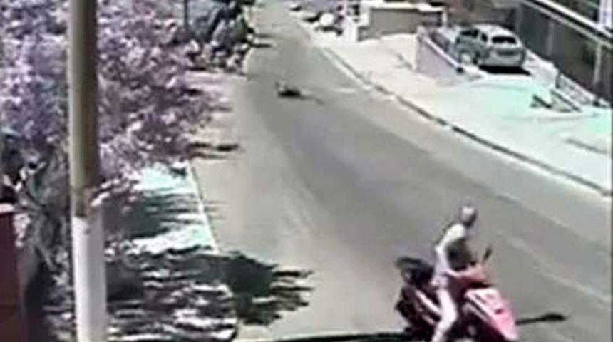 Kuşadası&rsquo;nda Kaldırıma &Ccedil;ıkan Motosikletin &Ccedil;arptığı Engelli Yaya &Ouml;ld&uuml;