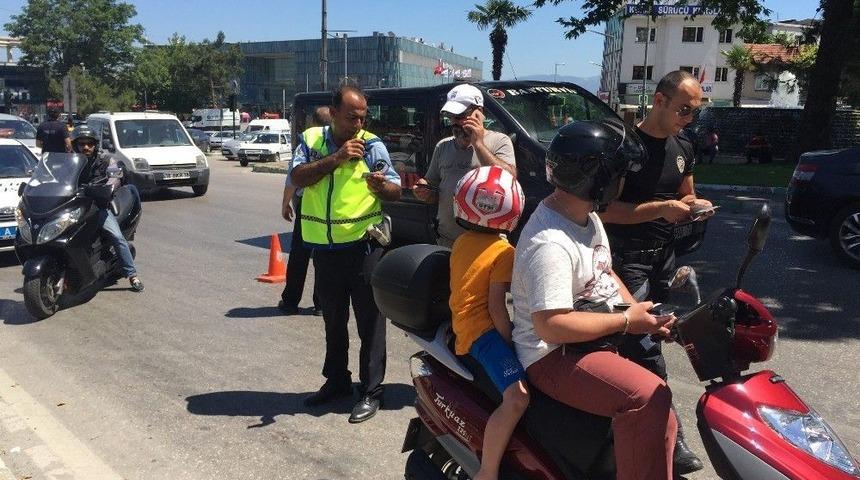 Sıcaktan Bunalıp Kask Takmayan Motosiklet&ccedil;ilere Ceza Yağdı