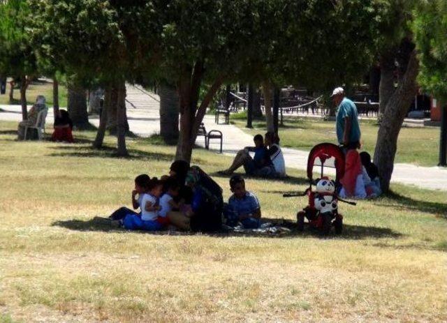 Mersin'de Sıcak Hava Bunalttı, Sahiller Doldu