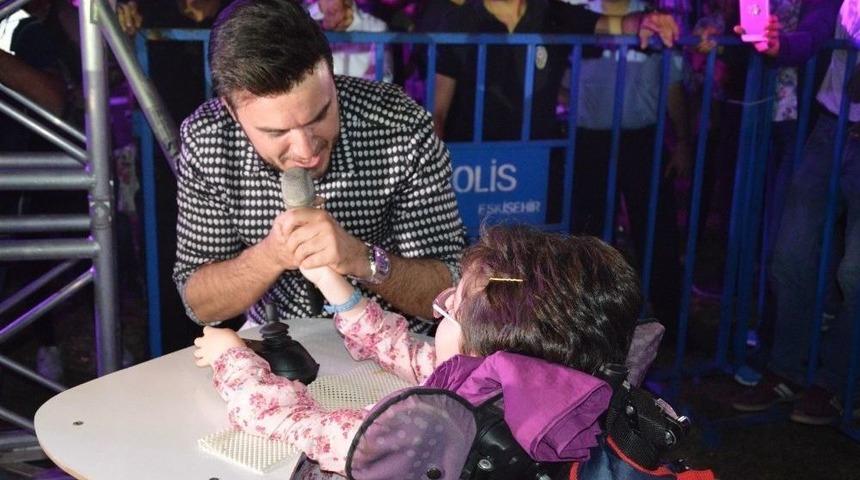 Mustafa Ceceli, Engelli Hayranıyla Şarkı S&ouml;yledi