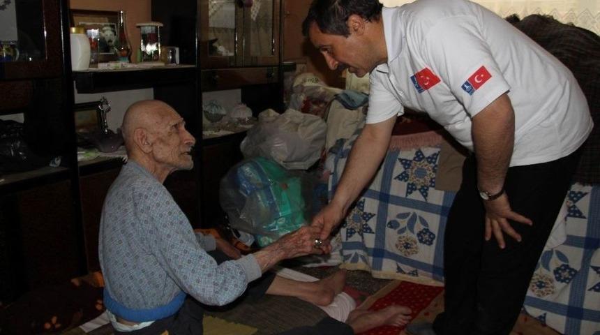 Kapı Kapı Dolaşıp Yardım Dağıtıyorlar