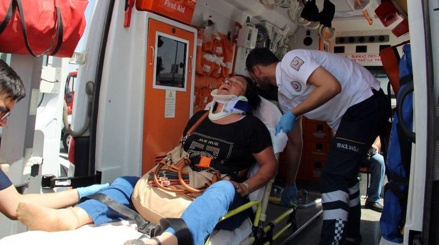 Tur Minib&uuml;s&uuml; Kamyonla &Ccedil;arpıştı: 15 Yaralı