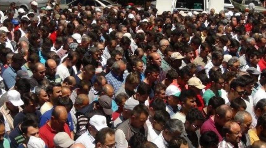 Bı&ccedil;aklı Saldırıda &Ouml;ld&uuml;r&uuml;len Işadamı Toprağa Verildi