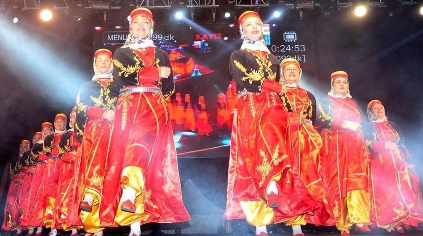 Lapseki Kiraz Festivalinde Halk Oyunları G&ouml;sterisi