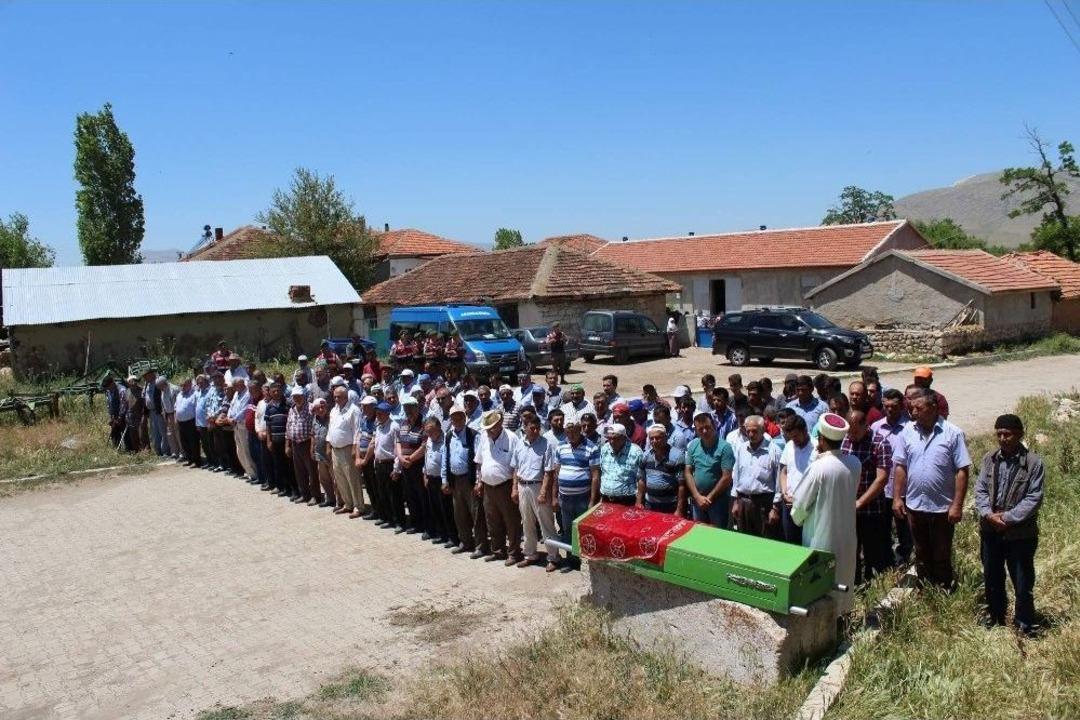 Annesinin &rsquo;&ouml;ld&uuml;r&rsquo; Talimatı Verdiği Gen&ccedil; Kız Toprağa Verildi