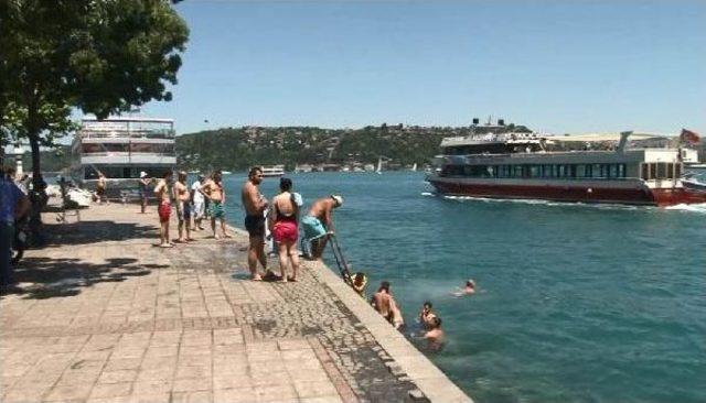 Fotoğraflar// İstanbul Sıcak Havaya Teslim Oldu; Taksim'de Vatandaşlar Yumurta Deneyi Yaptı