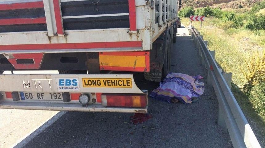 Tırın &Ccedil;arptığı Karı-koca Hayatını Kaybetti