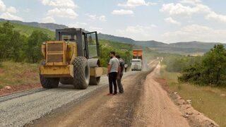 Büyükşehir Hazro’nun Mahalle Yollarını Asfaltlıyor