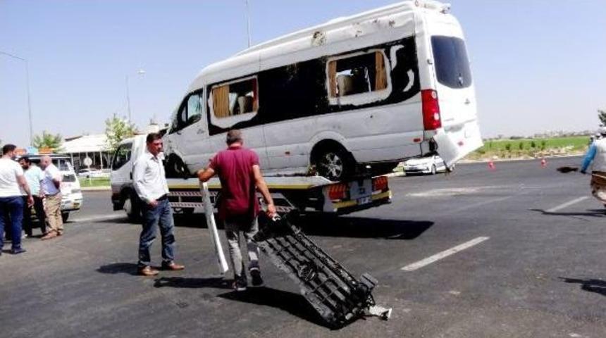 Minib&uuml;s Ile Kamyon &Ccedil;arpıştı: 13 Yaralı