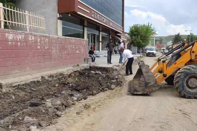 Tutak’ta Yol Ve Kaldırım Çalışmaları Başladı