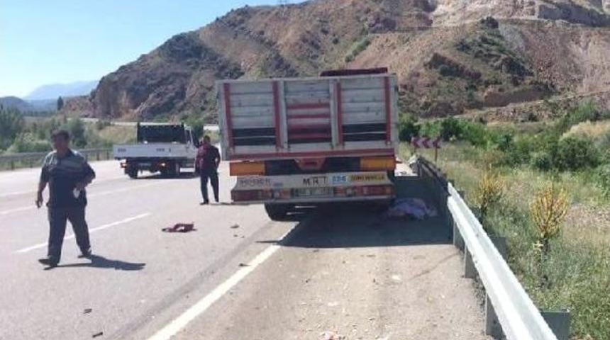 Yolda Y&uuml;r&uuml;rken Tır'ın &Ccedil;arptığı Karı-Koca &Ouml;ld&uuml;