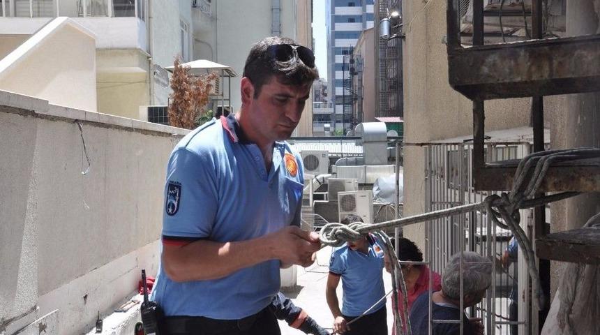 Mahsur Kalan Yavru Kedileri İtfaiye Kurtardı