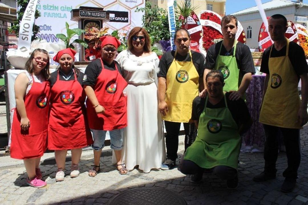 Bu Kafenin &Ccedil;alışanları Down Sendromlu