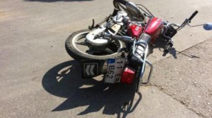 Kamyonetle Motosiklet &Ccedil;arpıştı: 2 Yaralı