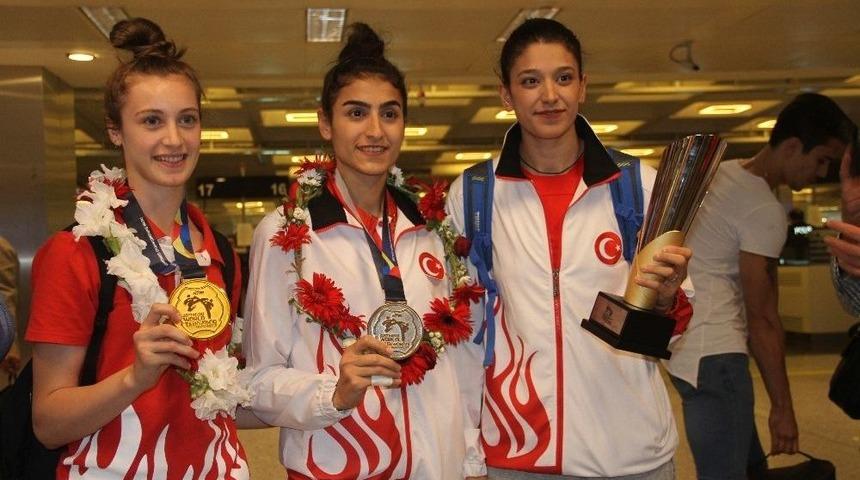 D&uuml;nya İkincisi Tekvandocular Yurda D&ouml;nd&uuml;