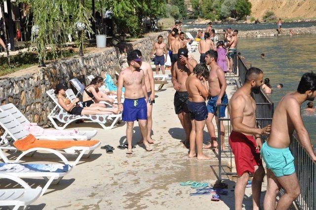 Sıcaktan Bunalan Tuncelililer, Plajlara Akın Etti 1