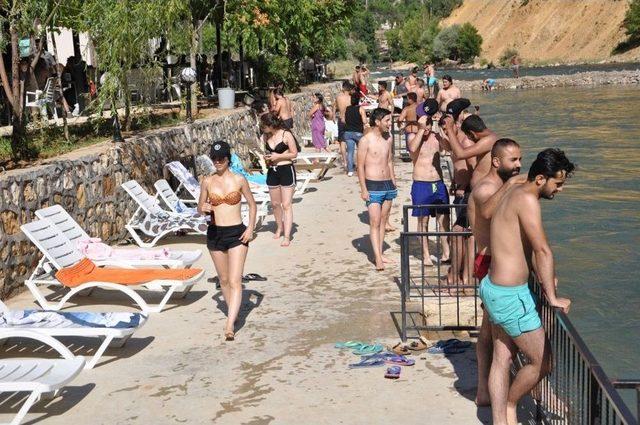 Sıcaktan Bunalan Tuncelililer, Plajlara Akın Etti 2