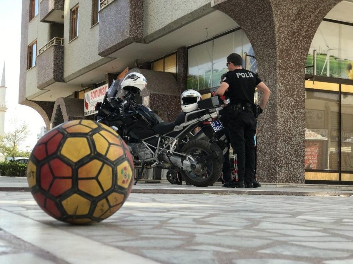 Tokatladığı &Ccedil;ocukların Babası Tarafından Silahla Vuruldu