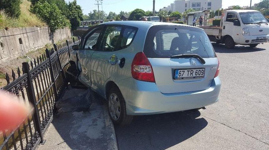 İki Otomobil Kavşakta &Ccedil;arpıştı: 1 Yaralı