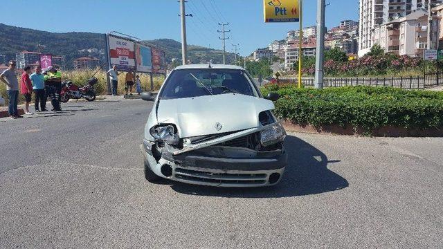 İki Otomobil Kavşakta &Ccedil;arpıştı: 1 Yaralı 2
