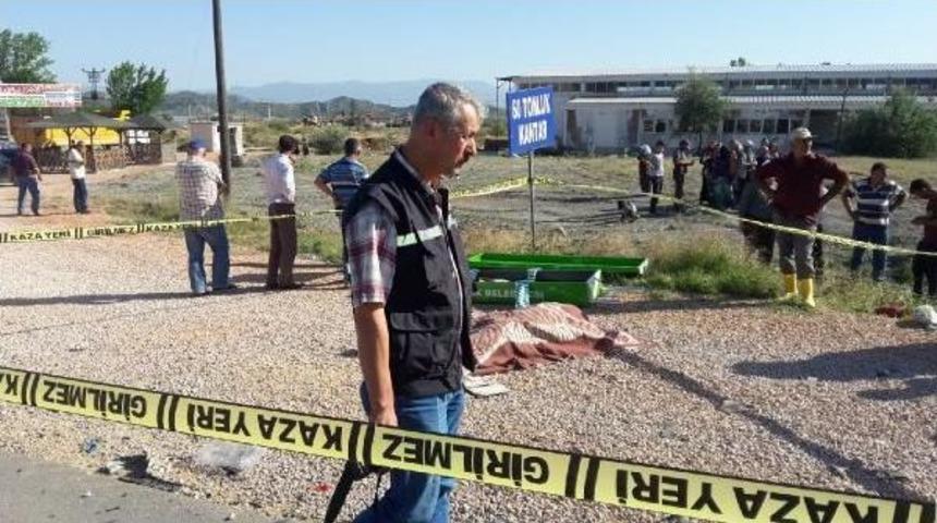 &Ccedil;orum'da 2 Otomobil &Ccedil;arpıştı: 1 &Ouml;l&uuml;, 2 Yaralı