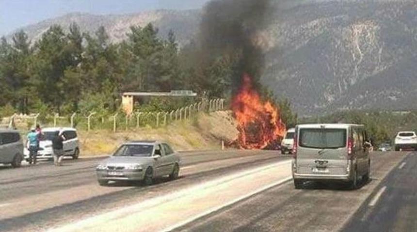 Saman Y&uuml;kl&uuml; Kamyon Cayır Cayır Yandı
