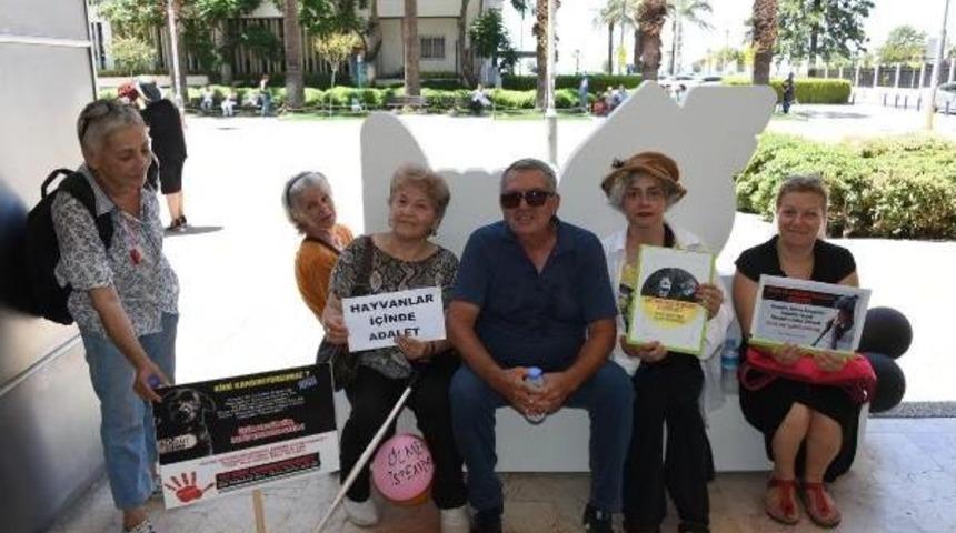 İzmir'de Hayvanseverlerden Yasa Tasarısı Tepkisi