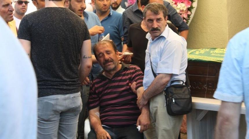 Otomobilden Atlayan Anne Ve Bebeği Son Yolculuğuna Uğurlandı