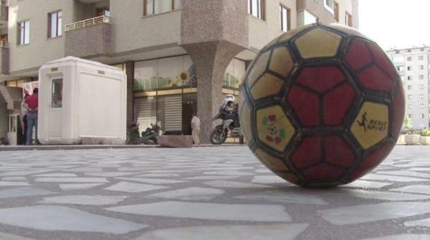 &Ccedil;ocuklarını Tokatlayan Komşusunu Bacağından Vurdu