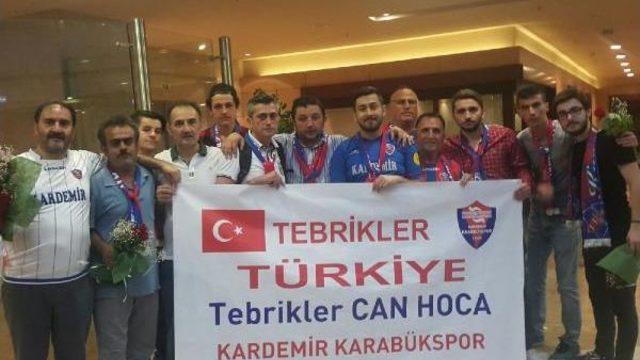 Avrupa Şampiyonu Tekerlekli Sandalye Basketbol Milli Takımı Yurda Döndü