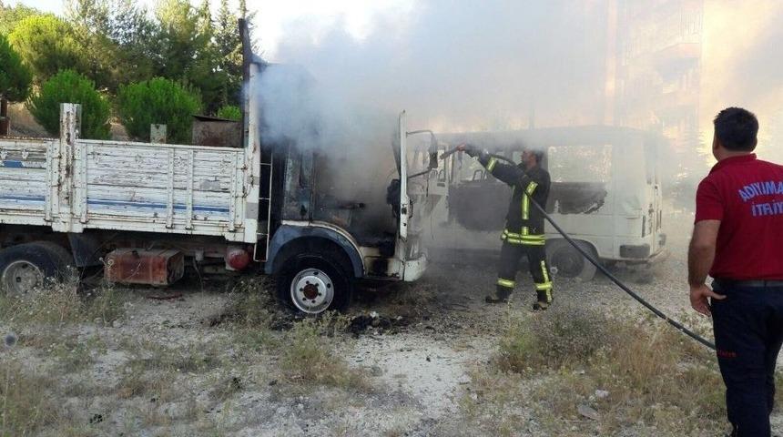 Adıyaman&rsquo;da Terkedilmiş Kamyonet Yandı