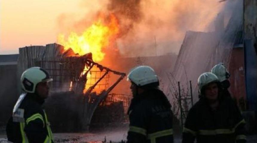 Adana'da, Izolasyon Deposunda Yangın