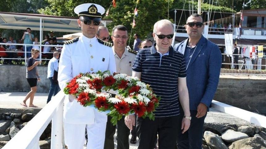 Deniz Şehitleri Anısına Hazırlanan &Ccedil;elenk Denize Bırakıldı