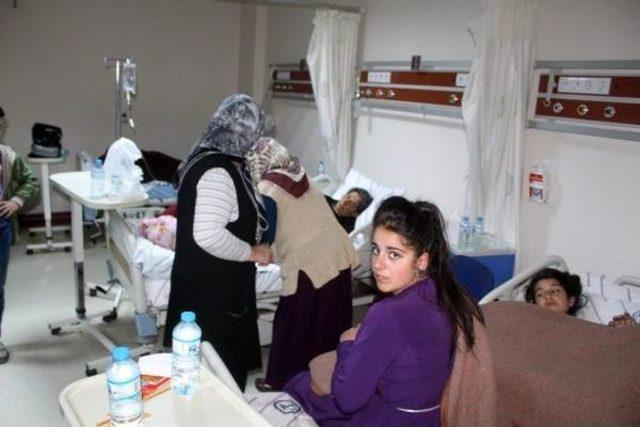 Gelin Ve Damatla Birlikte 143 Kişi, D&uuml;ğ&uuml;n Yemeğinden Zehirlendi 2